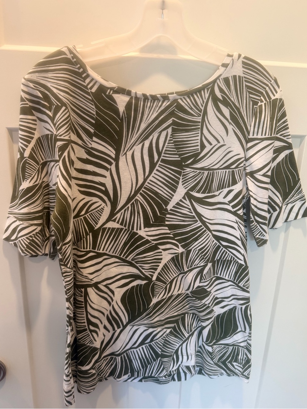 Chico’s 2 US large Olive Ivory Palm Leaf Print Top Short Sleeve Scoop Neck